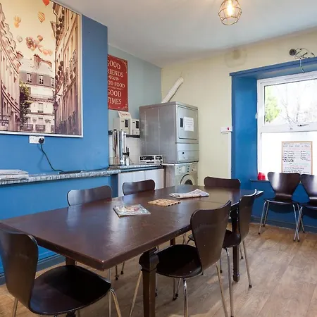 Hostal Russell Scott Backpackers - *