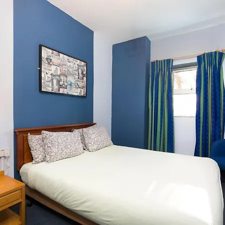 Russell Scott Backpackers - *
